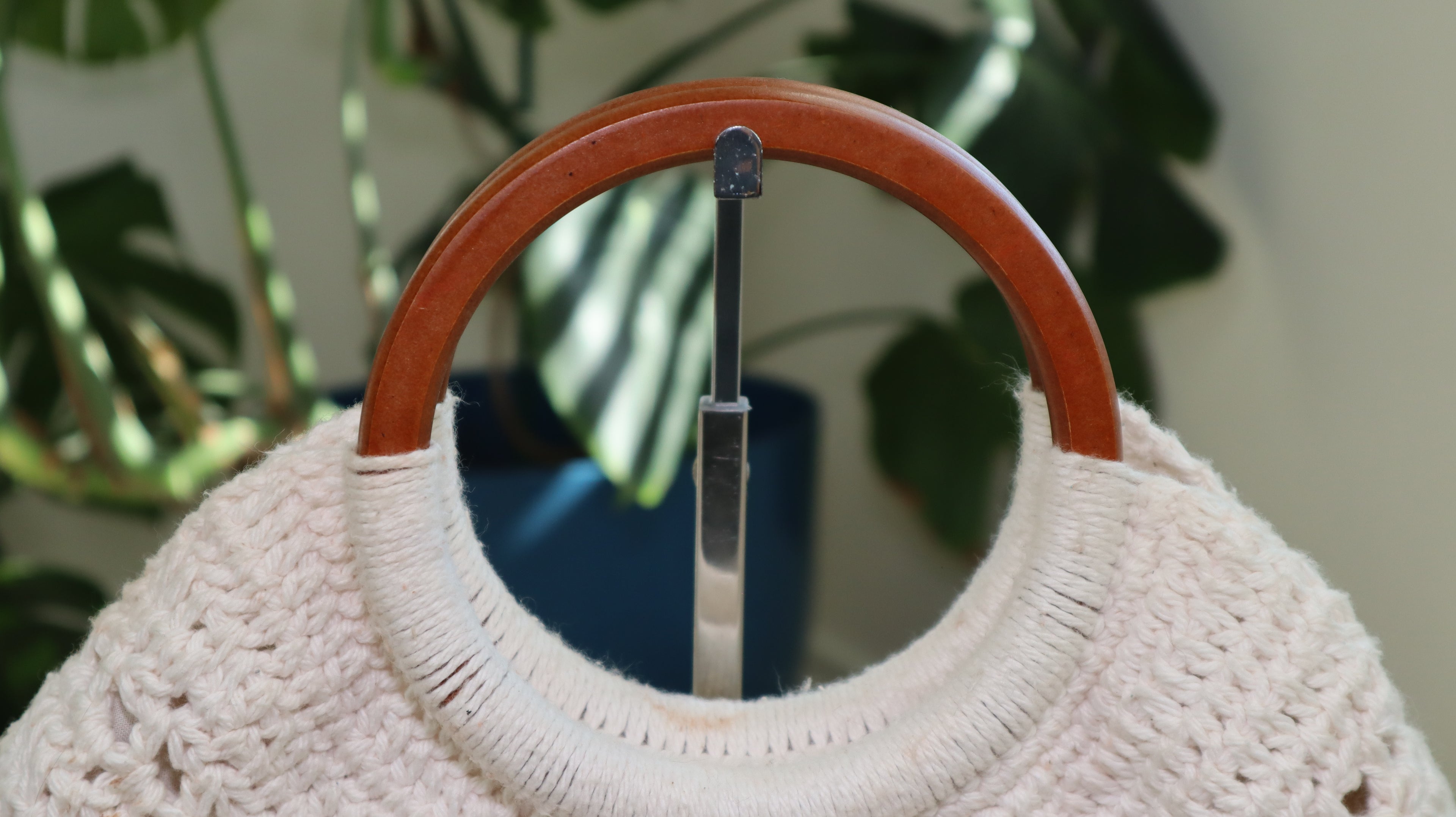 Crochet Purse with Wooden Handles - Vintage-Inspired Fan Design | Round Handle Summer Purse