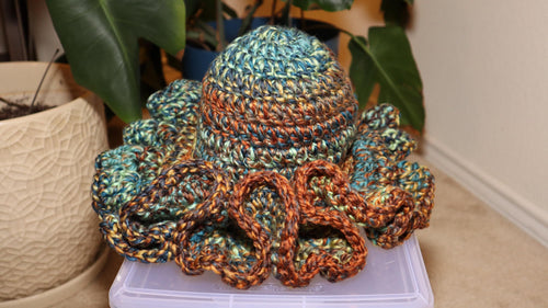 Ruffle bucket hat in Wildbrush